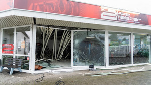 Einbrecher rammen Transporter in Schaufenster von Fahrradladen
