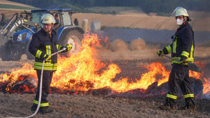 Ballenpresse verursacht Flächenbrand in Schlitz