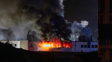 Feuer in Hattersheim: Lagerkomplex in Flammen
