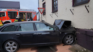 Auto kracht in Kirchheim gegen Hotelwand: Fahrer schwer verletzt