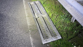 Metallrampen auf A61 verloren - 8 Autos beschädigt