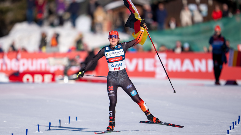 Nathalie Armbruster läuft bei ihrem Triumph in Seefeld jubelnd ins Ziel.