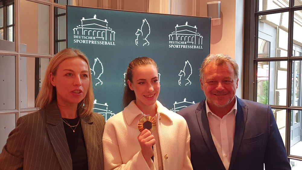 Olympia-Siegerin Darja Varfolomeev (mitte) beim Medientermin zum Deutschen Sportpresseball zwischen Sandra Sondermann (li./ von der Agentur Metropress) und Müller (re./ Ball-Organsisator).