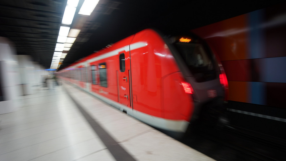 Die Frau wurde vor eine Bahn gestoßen.