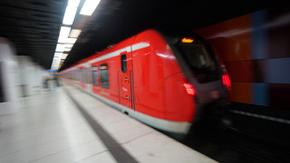 Frankfurt: Frau vor Bahn gestoßen - Täter und Opfer kannten sich nicht