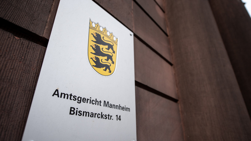 Ein Richter beim Amtsgericht Mannheim hat den Haftbefehl gegen den 27-jährigen Tatverdächtigen in Vollzug gesetzt.