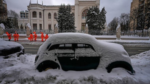 Starker Herbstschnee legt Straßen im Fernen Osten Russlands lahm