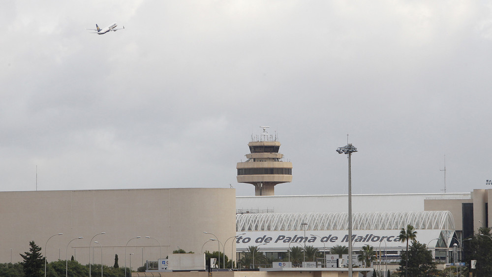 Der Flughafen von Palma auf Mallorca steht plötzlich teilweise unter Wasser. Ein schweres Unwetter hat für Chaos und für eine erhebliche Beeinträchtigung des Flugbetriebs gesorgt.