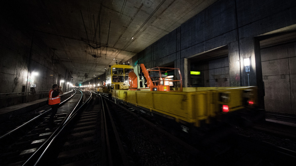 Ein Bauzug rollt durch einen gesperrten Bahn-Tunnel in Frankfurt.