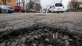 Schlaglöcher in Hessen: Woher kommen die maroden Straßen?
