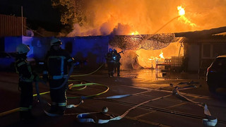 Brand in Heusenstamm: Wohnwagen und Wohncontainer in Flammen