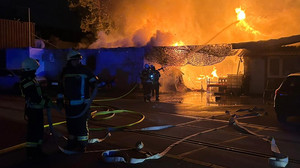 Brand in Heusenstamm: Wohnwagen und Wohncontainer in Flammen