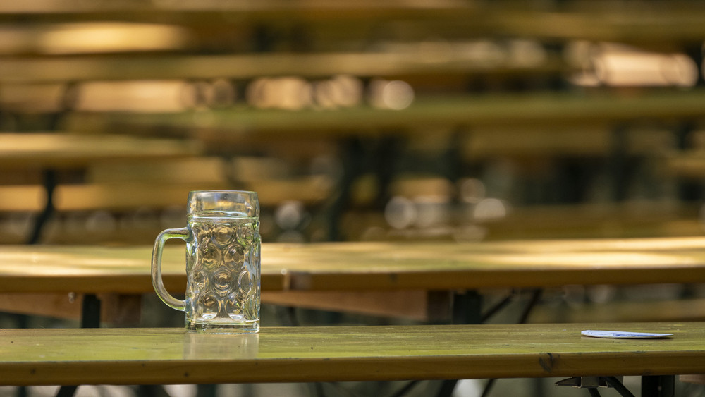 Ein leerer Bierkrug auf einem Biertisch