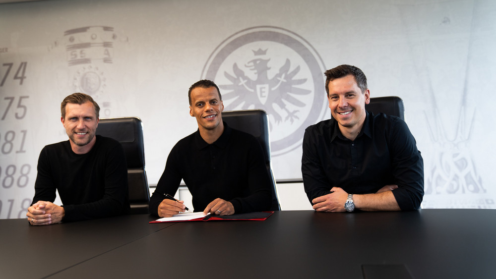 Sportvorstand Krösche, Timothy Chandler und Sportdirektor Hardung bei der Vertragsunterschrift.