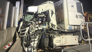 LKW ineinander verkeilt: Tödlicher Unfall auf A7 bei Kassel