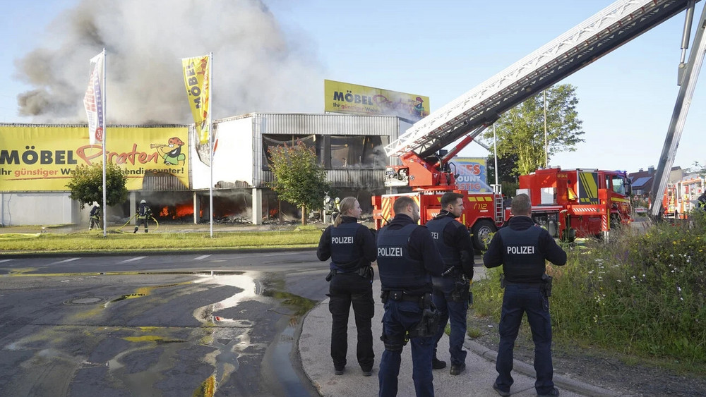 Nach den Bränden in Möbelhäusern steht neben Brandstiftung auch der Verdacht des schweren Diebstahls im Raum. (Archivbild)