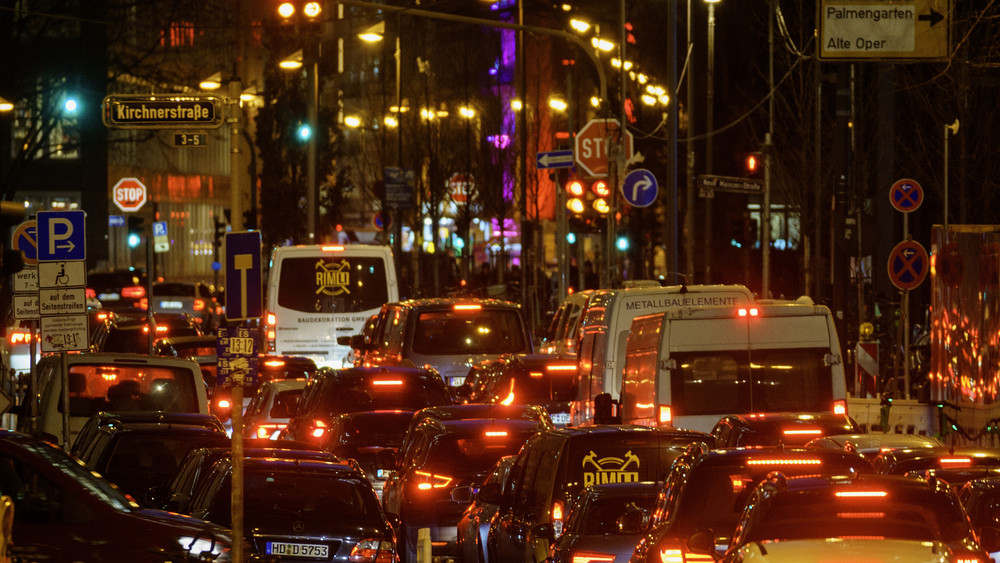 In Frankfurt fahren Autofahrer so langsam wie fast nirgendwo sonst in Deutschland. In Wiesbaden kommen sie besser voran.