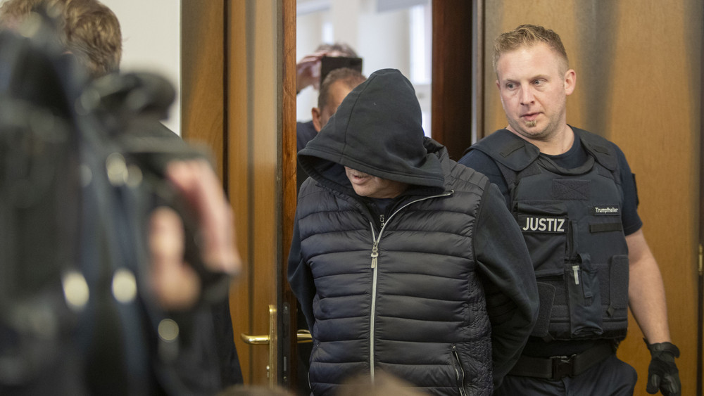 Der 62-jährige Angeklagte beim Prozessauftakt in Darmstadt mit tief ins Gesicht gezogener Kapuze. Er soll ein 15-jähriges Mädchen im Juni 1986 ermordet haben. Seine Verteidigung hat nun Revision eingelegt (Archiv).
