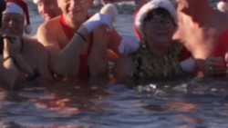 Bei etwa 1,5 Grad: Weihnachtsschwimmen im Berliner Orankesee