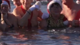 Bei etwa 1,5 Grad: Weihnachtsschwimmen im Berliner Orankesee