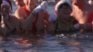 Bei etwa 1,5 Grad: Weihnachtsschwimmen im Berliner Orankesee