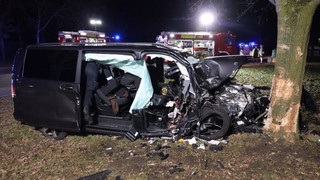 Auto fährt bei Dörpen gegen Baum – Beifahrerin in Lebensgefahr