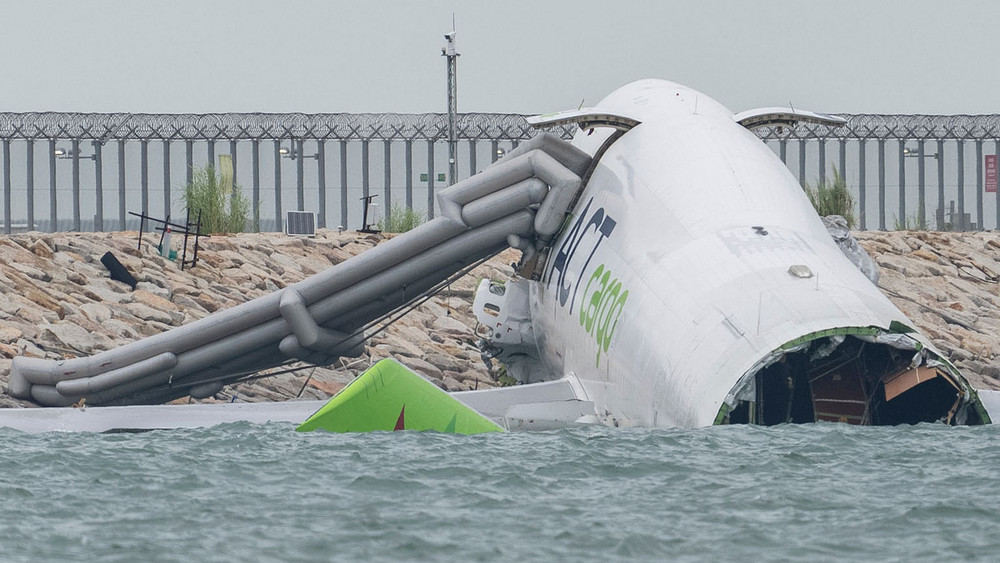 Jumbo-Jet rutscht über Landebahn in Hongkong