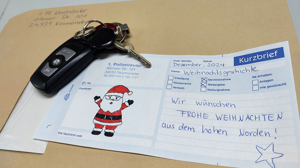 Mit diesem Brief hat die Polizei Neumünster den verlorenen Schlüsselbund an seine Besitzerin aus Bad Kissingen zurückgeschickt. 