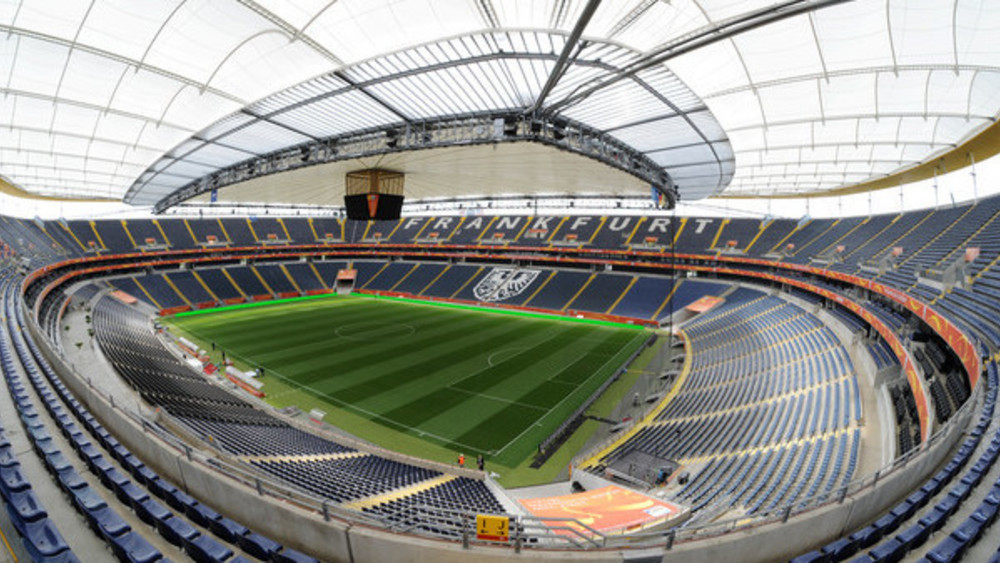 Hier im Stadion in Frankfurt soll 2026 oder 2027 das Finale der Fußball-Europa-League stattfinden. Der DFB hat die Bewerbungsunterlagen dafür eingereicht.