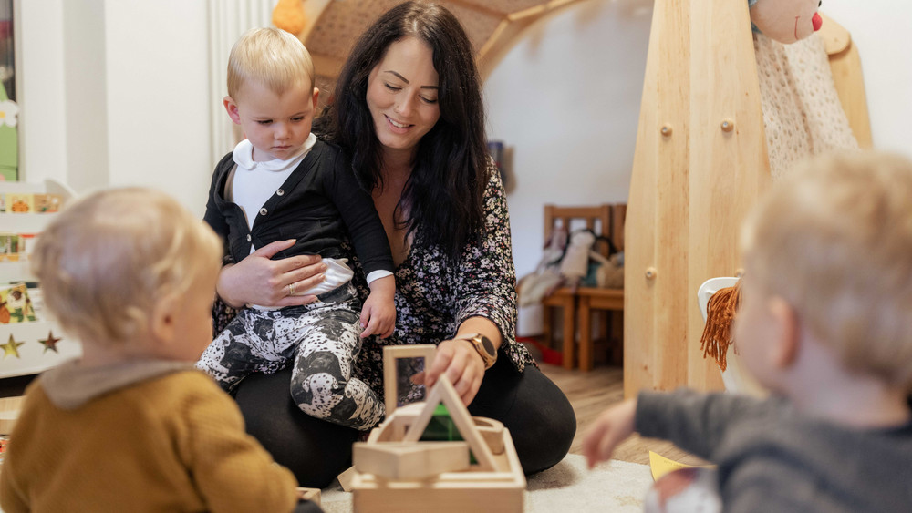 Kindertagespflegepersonen in Stadt und Landkreis Fulda sind selbstständig tätig und betreuen maximal fünf Kinder unter drei Jahren – meistens im eigenen Haushalt. Kathrin Malkus ist Tagesmutter in Fulda. 