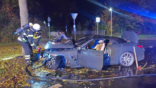 Unfall in Kassel: BMW kracht gegen Baum und fängt Feuer
