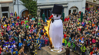 Sommertagszug in Weinheim: Mit brennendem Schneemann Winter vertreiben