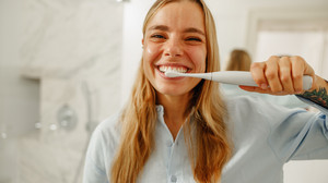 Zahnbürste, Zahnseide, Mundspülung & Co.: Wie putzt man richtig Zähne?