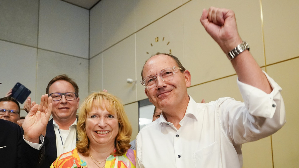 Christian Specht (rechts) nach seiner Wahl zum Oberbürgermeister der Stadt Mannheim. In einem knappen Kopf-an-Kopf-Rennen hatte der CDU-Politiker Wahl im Juli gewonnen (Archiv)