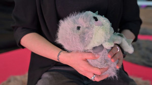 Flauschig, aber künstlich: Wie Roboter-Tiere Kinder auf KI vorbereiten