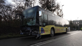 Frontalzusammenstoß mit Linienbus - Autofahrerin stirbt 