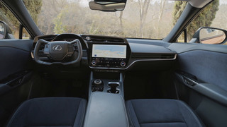 Der neue vollelektrische Lexus RZ 450e - Innenraumfarben und Materialien