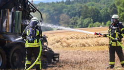 Rundballenpresse und Feld in Brand geraten