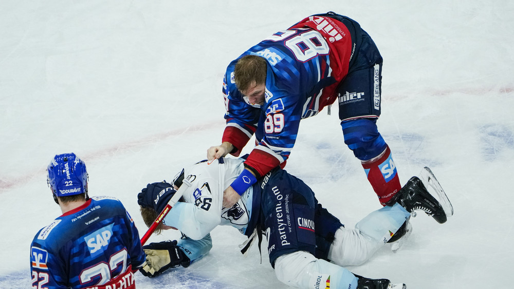 Stürmer David Wolf (rechts) hier im Trikot der Adler Mannheim streckt seinen Gegenspieler nieder.