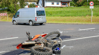 Transporter kracht in Crossmaschine: Zwei Jugendliche schwer verletzt