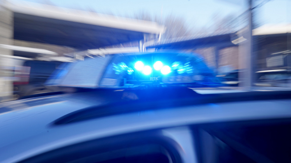 Polizeifahrzeug vor einer Tankstelle