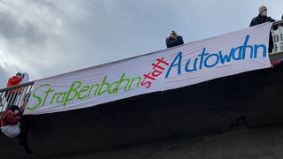 Abseilaktion von A648-Brücke in Frankfurt