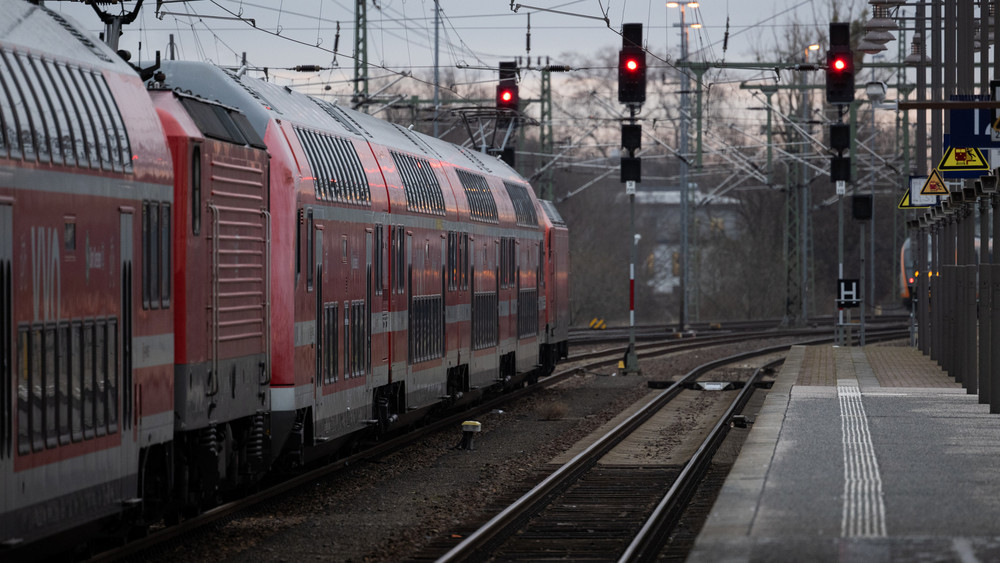 Regionalzug fährt aus einem Bahnhof