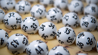 Um 3,37 Millionen Euro reicher: Lotto-Millionärin im Main-Taunus-Kreis