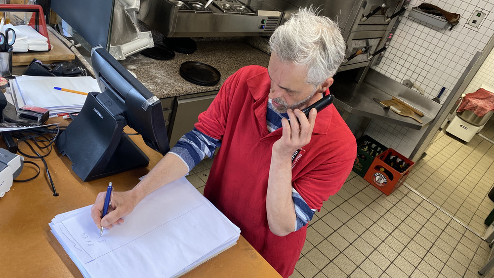 Michele Cirillo nimmt in seiner Pizzeria "Klein Italien" in Ober-Ramstadt/Modau am Telefon eine Bestellung entgegen