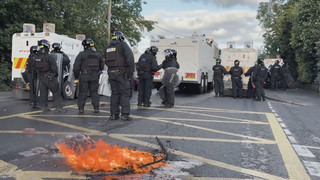 Zwölf verletzte Polizisten bei erneuten Ausschreitungen in Belfast