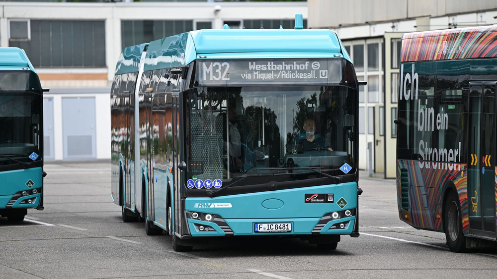 Neuer Wasserstoff-Gelenkbus in Frankfurt am Main