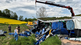 LKW auf B400 bei Sontra umgekippt