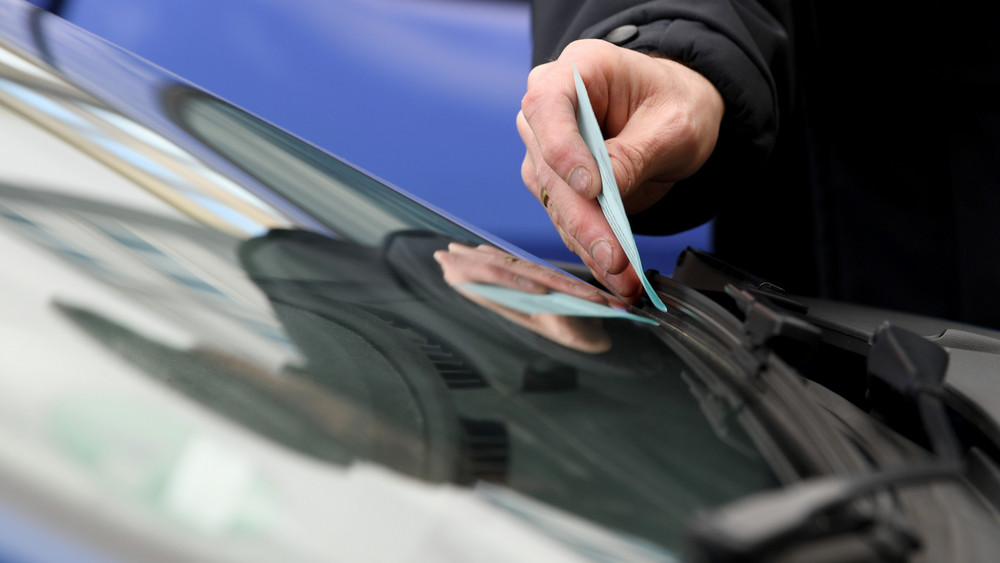 Der Halter eines Autos ist nicht automatisch der Täter, wenn das Auto falsch geparkt wurde - das hat das Bundesverfassungsgericht in Karlsruhe entschieden.