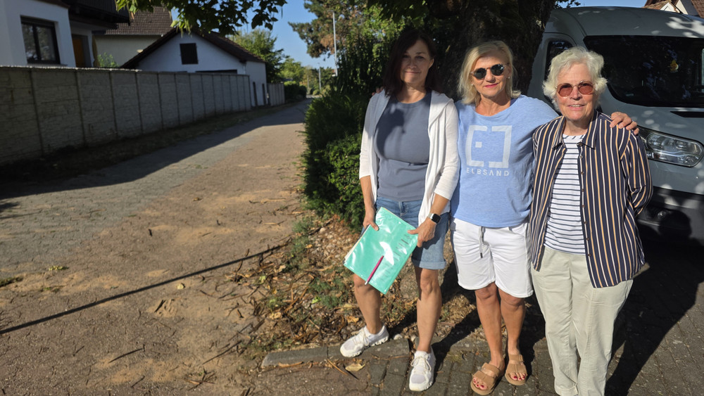 Dagmar Reinheimer, Violetta Schuba und Hera Linde-Leitheiser: Alle haben ihre Ameisengeschichten zu erzählen. Trotz ihres Alters nimmt Leidheisser nochmal einen Umzug auf sich: “Ich ziehe aus”, sagt sie im FFH-Interview. Wegen der Ameisen. Auf dem Weg links der drei sieht man die typischen Sandflächen: Dort sind überall die Ameisen zuhause. 